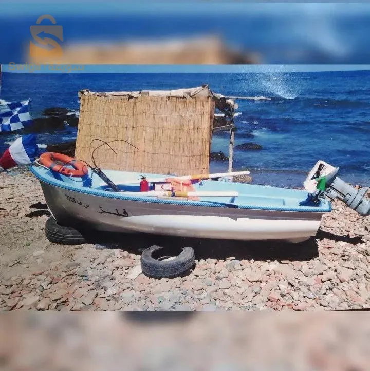 قارب صيد او نزهة