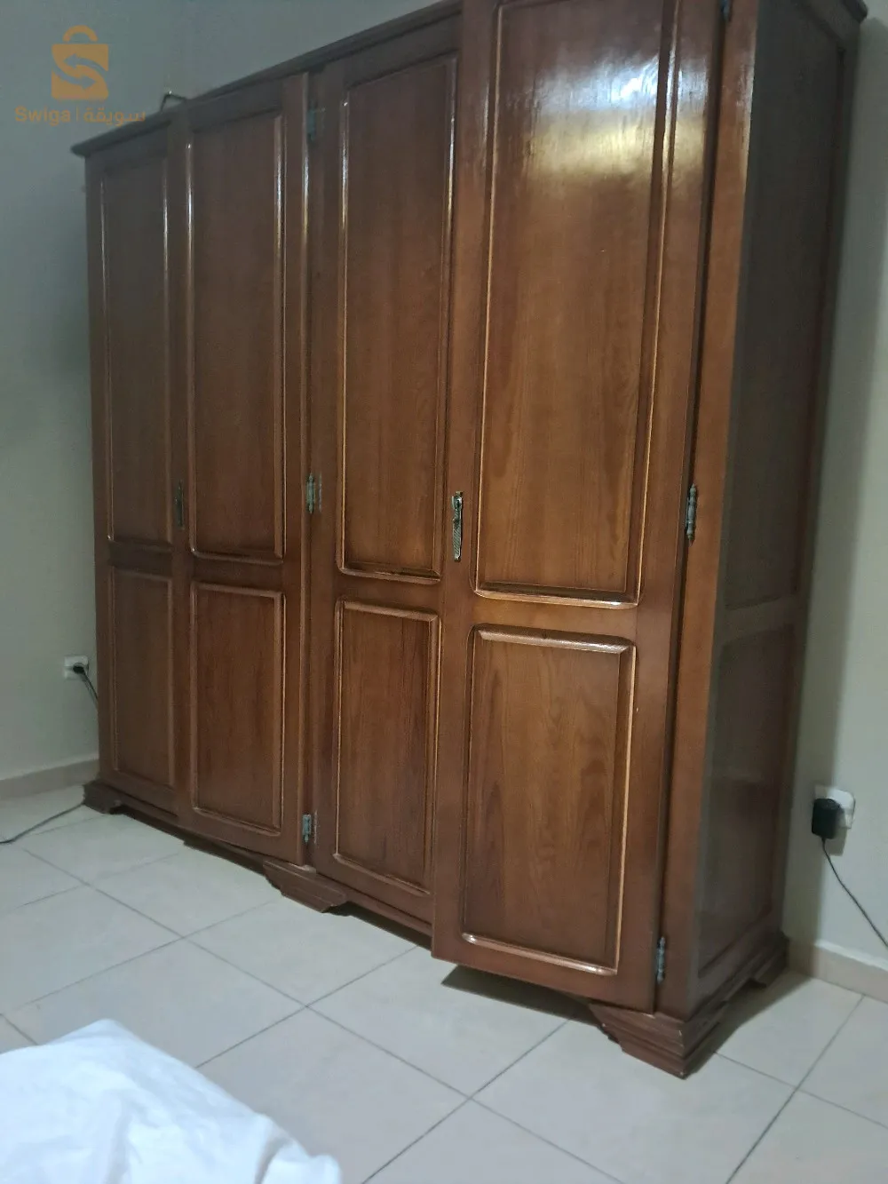 غرفة نوم من الخشب