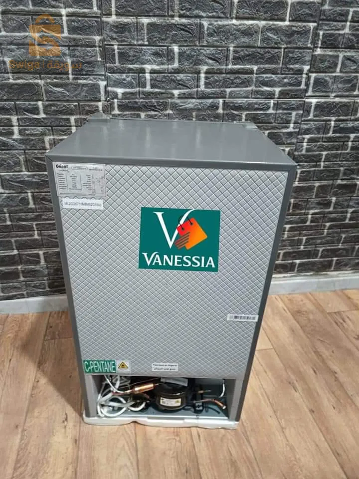 ثلاجة صغيرة