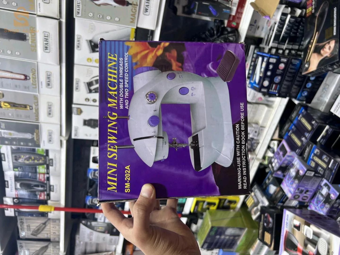 Machine à coudre Il est de nouveau arrivé pour tous ceux qui l'attendentLa mini machine à coudre électrique... pour les voyages et les utilisations rapides... elle fonctionne avec un adaptateur électrique/ou des piles... elle est équipée d'une ampoule... elle peut fonctionner automatiquement en continu ou utiliser un pied presseur. .. un embout aiguille + 6 rouleaux métalliques pour... Enrouler le fil dessus... en sécurité dans une boîte robuste...Machine à coudre "SM 202A"✅ La machine pratique est de petite taille ✅ Il contient un double fil qui donne une double vitesse✅ Cela fonctionne à la main ou au pied✅ Deux vitesses différentes fonctionnant sur 6 volts✅ Il est livré avec une pédale, un adaptateur secteur et un sac✅ Éclairage intégré pour une vision plus claire✅ Il est doté de rouleaux métalliques et