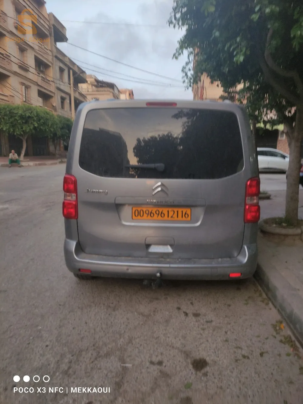 سيارة عائلية 9 مقاعد  نقية