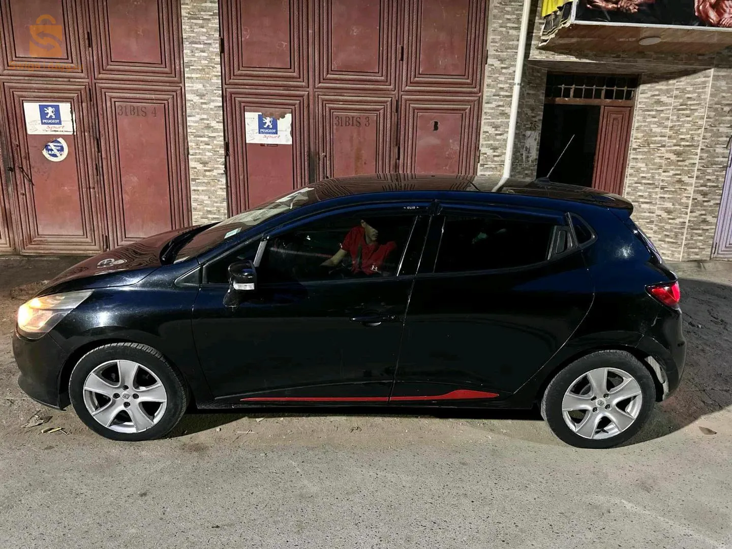 une très belle clio4 fiha raccord f bab arrière côte tt