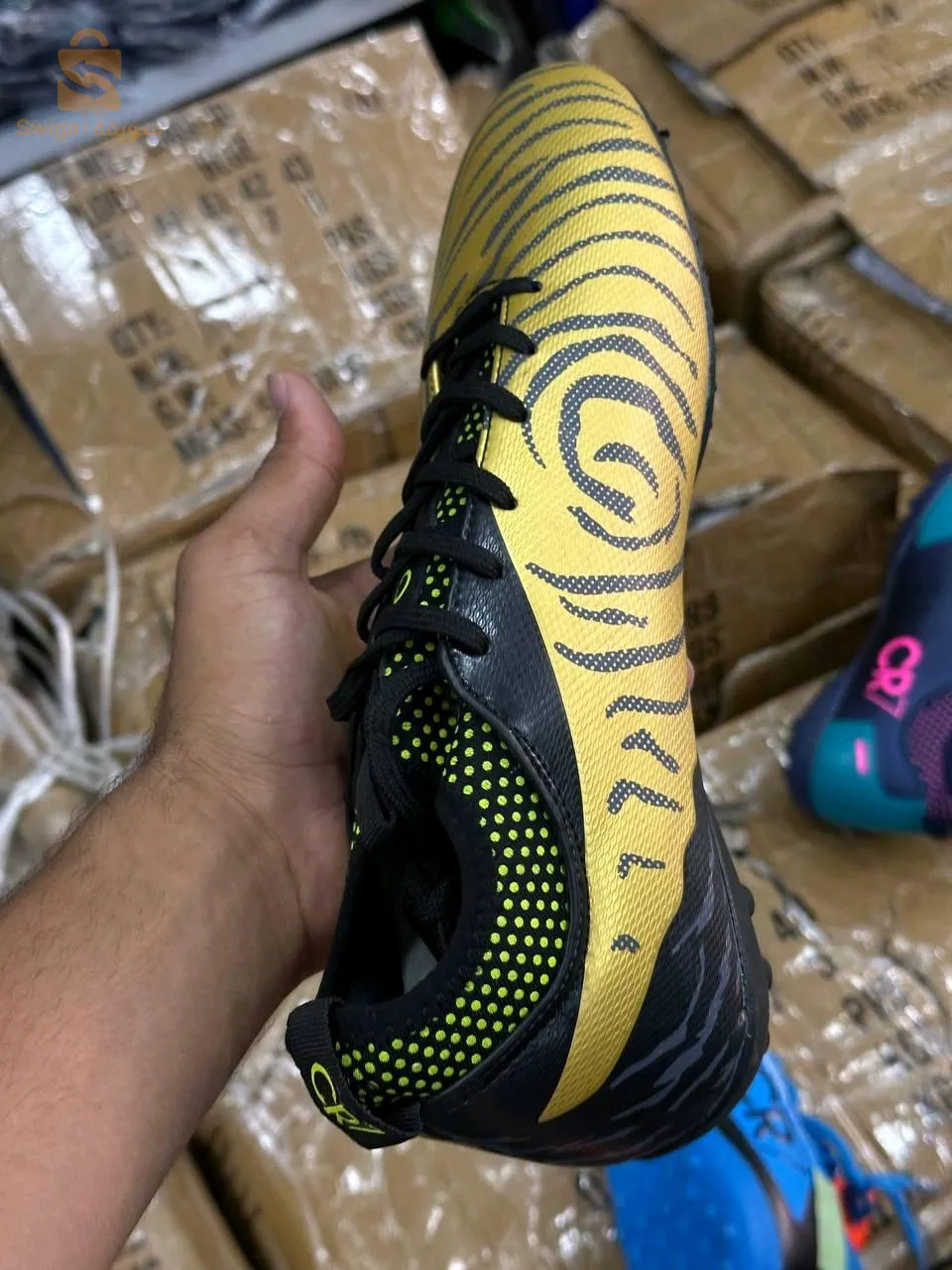 Soulier tout terrain CR7 ( 2 ) (noir non dispo)