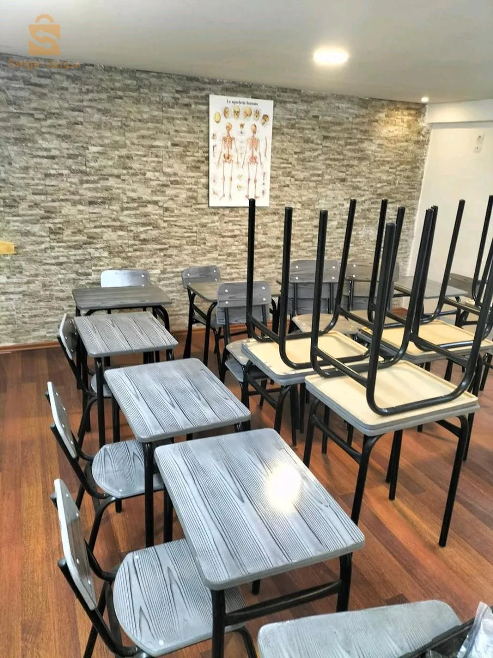 20 tables et chaises+ tableau