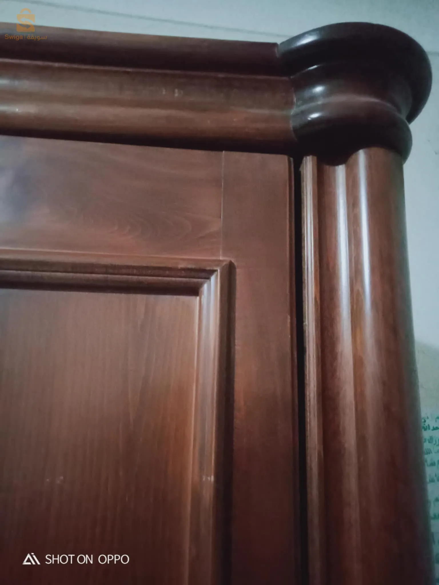 une chambre à coucher au bois être et avec une marbre dans la coiffeuse et tout !!!!! Propre et magnifique !!!!!