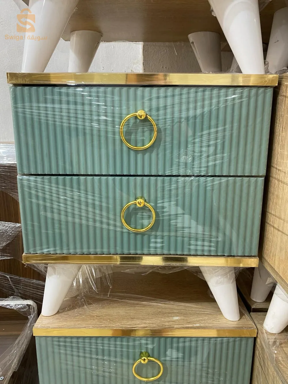 مجموعة من الأثاث المنزلي العصري