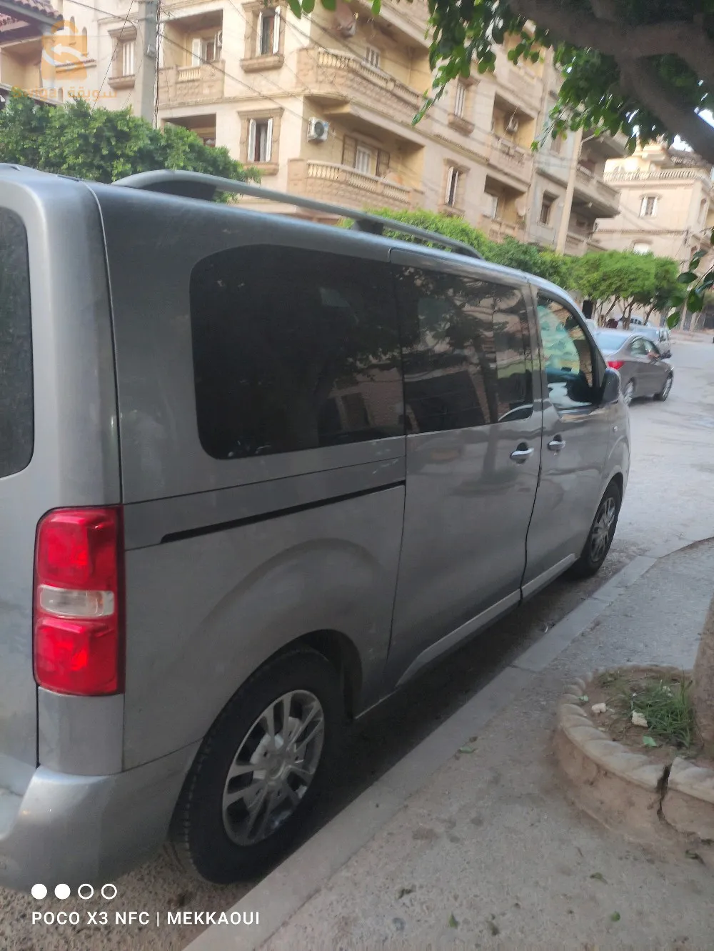 سيارة عائلية 9 مقاعد  نقية