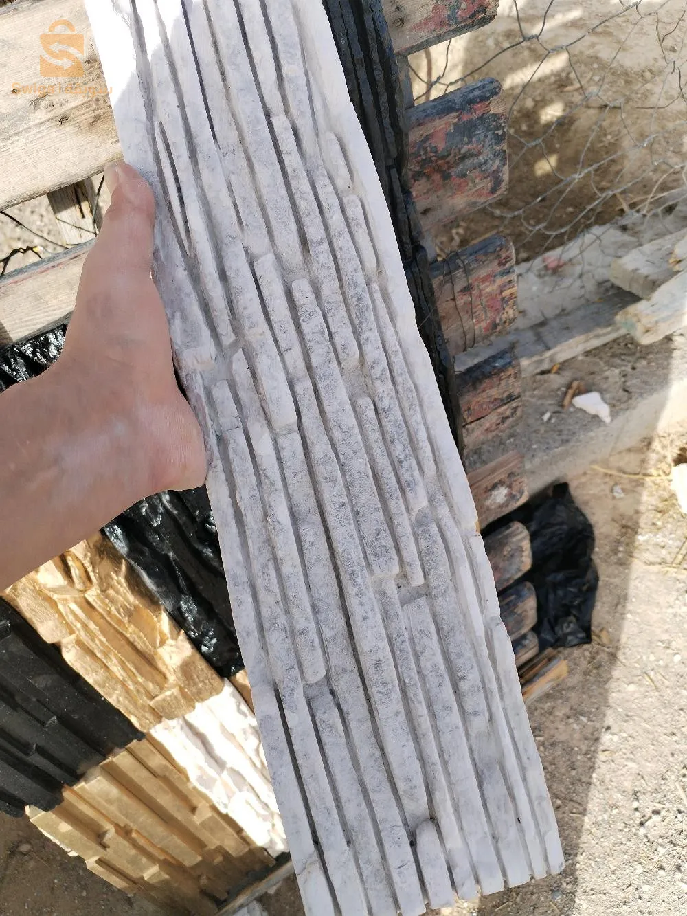 حجر اصطناعي لتزيين جدران المنزل ومحلاات