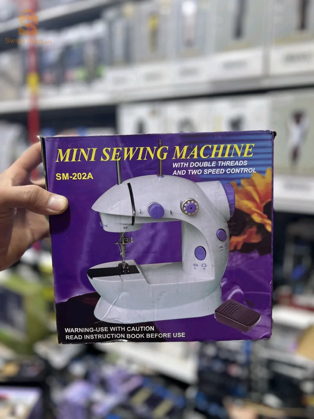 Machine à coudre Il est de nouveau arrivé pour tous ceux qui l'attendentLa mini machine à coudre électrique... pour les voyages et les utilisations rapides... elle fonctionne avec un adaptateur électrique/ou des piles... elle est équipée d'une ampoule... elle peut fonctionner automatiquement en continu ou utiliser un pied presseur. .. un embout aiguille + 6 rouleaux métalliques pour... Enrouler le fil dessus... en sécurité dans une boîte robuste...Machine à coudre "SM 202A"✅ La machine pratique est de petite taille ✅ Il contient un double fil qui donne une double vitesse✅ Cela fonctionne à la main ou au pied✅ Deux vitesses différentes fonctionnant sur 6 volts✅ Il est livré avec une pédale, un adaptateur secteur et un sac✅ Éclairage intégré pour une vision plus claire✅ Il est doté de rouleaux métalliques et