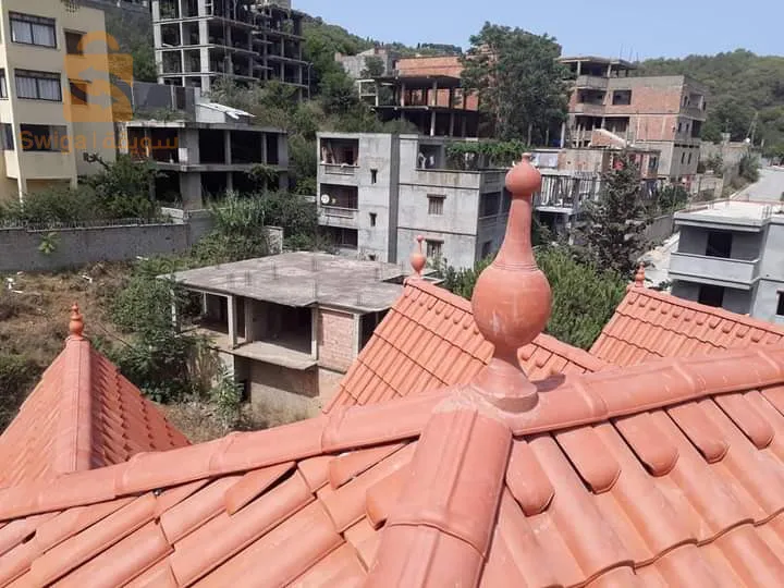 حرفي تركيب القرميد والديكورات الخشبية