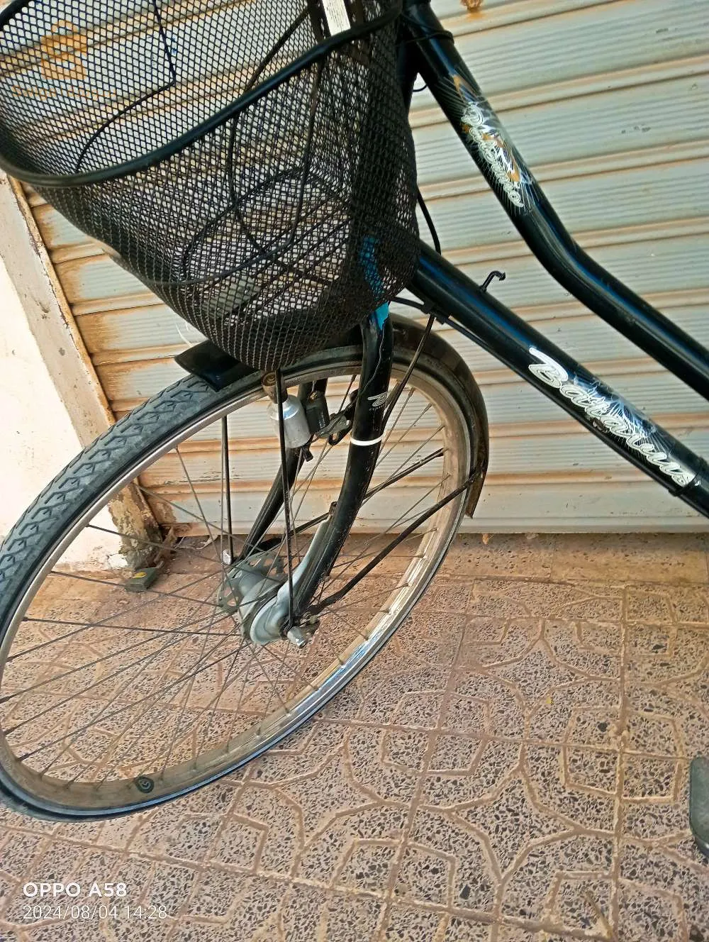 A French bike, everything is original, I have not changed a thing since I bought it. It is a classic, its length is 32, and this is a small amount, and its tires are not like the tires of the Rogerinja Bohabi bikes from France.