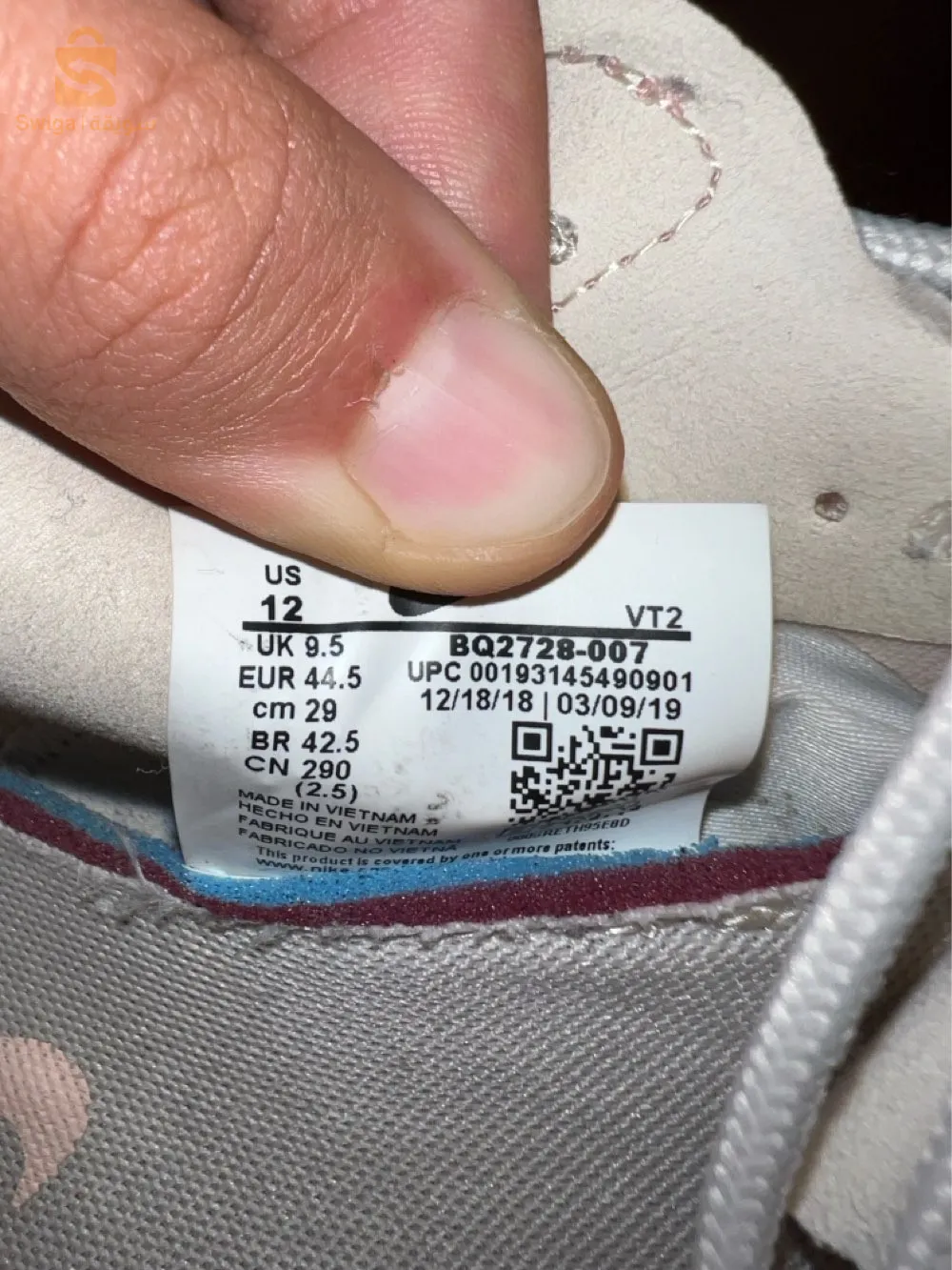 baskets neuves jamais utilisé sauf une