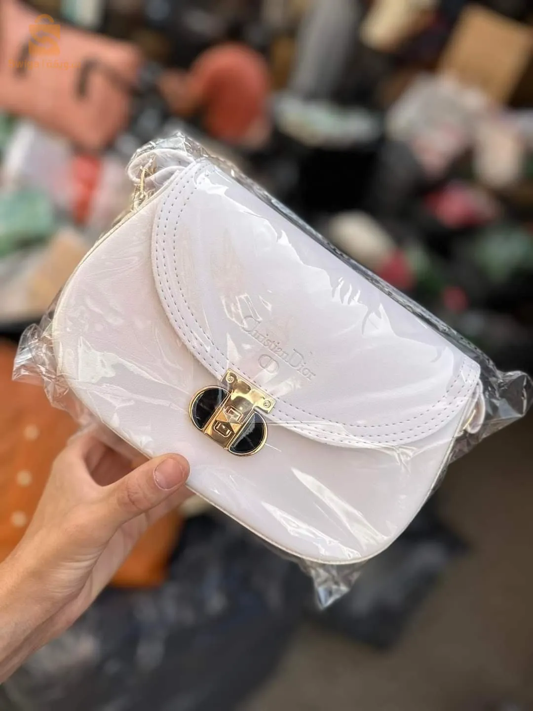 "Bonjour madame, vous pouvez choisir le sac qui correspond au style que vous aimez."