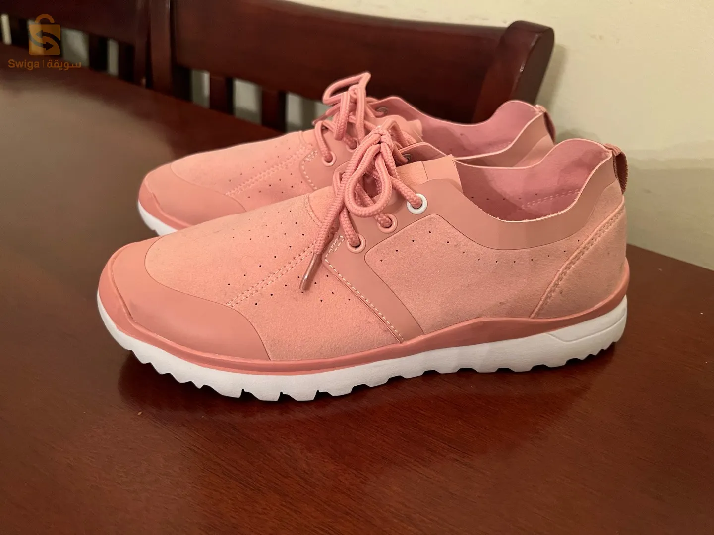 baskets neuves jamais utilisé sauf une