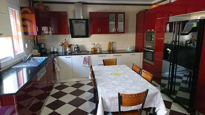 للبيع فيلا جديدة  (salon+F6 ) في بلدية بوفاريك بلدية بن شعبان بضبط الدخلة تاع عين عائشة ...و المتواجدة بالضبط في الطريق الوطني ما بين بوفاريك و زرالدة .
 بوفاريك (15 دقيقة بالسيارة) 
و زرالدة (20دقيقة بالسيارة ) .
المساحة الكلية 162م²

طابق أرضي فيه : هول + مطبخ مجهز + صالون واسع +حمام مرحاض + جنينة +قراج لسيارة .

طابق الاول فيه 3غرف + وهول واسع + حمام و مرحاض صغير.

طابق الثاني 3غرف + هول صغير + حمام+مرحاض 

المنزل مجهز بشوفاج سونترال(chauffage central) bâche d'eau..انترنت .
-الابتدائية و المتوسطية على بعد 100 م .
- مركز شرطة على بعد 600 م .
- مسجد على بعد 700 م.
و هناك كل مرافق الحياة من متاجر و مخبزة و خضار .

السعر 3,5 مليار .
الوثائق عقد دفتر عقاري واجد