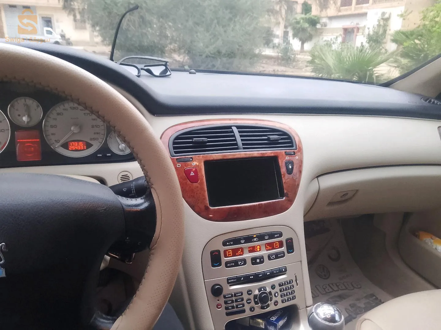 سيارة لابسة في فرنسا للبيع او التبادل بحاجة نقية