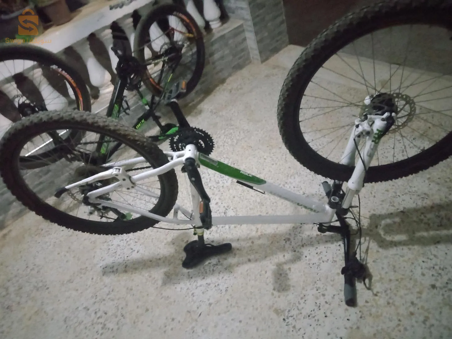 دراجة هوائية وجميع معداتها