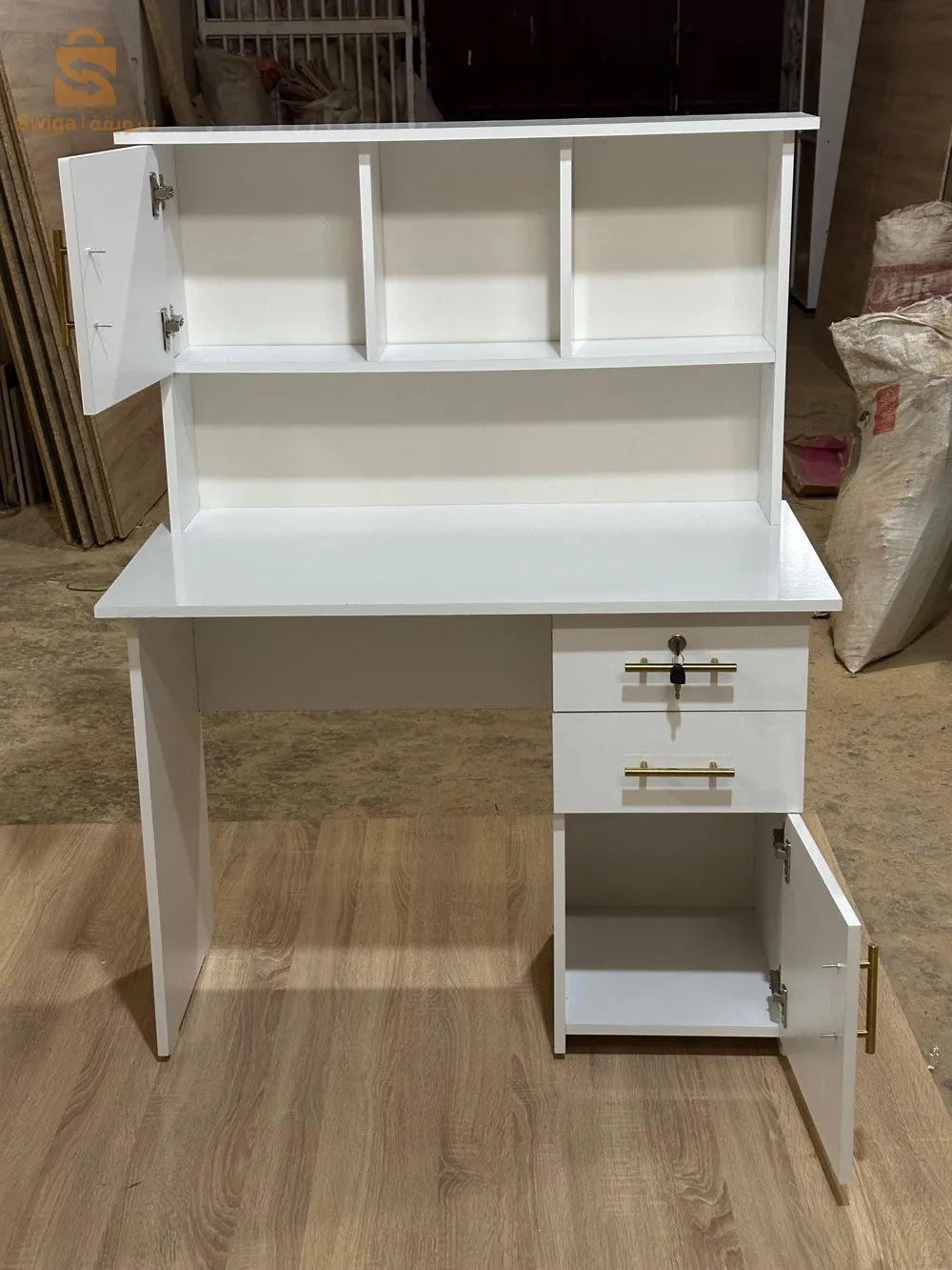 bureau milamin hja chaba longueur 130..largeur 1m profondeur 55
0540881952