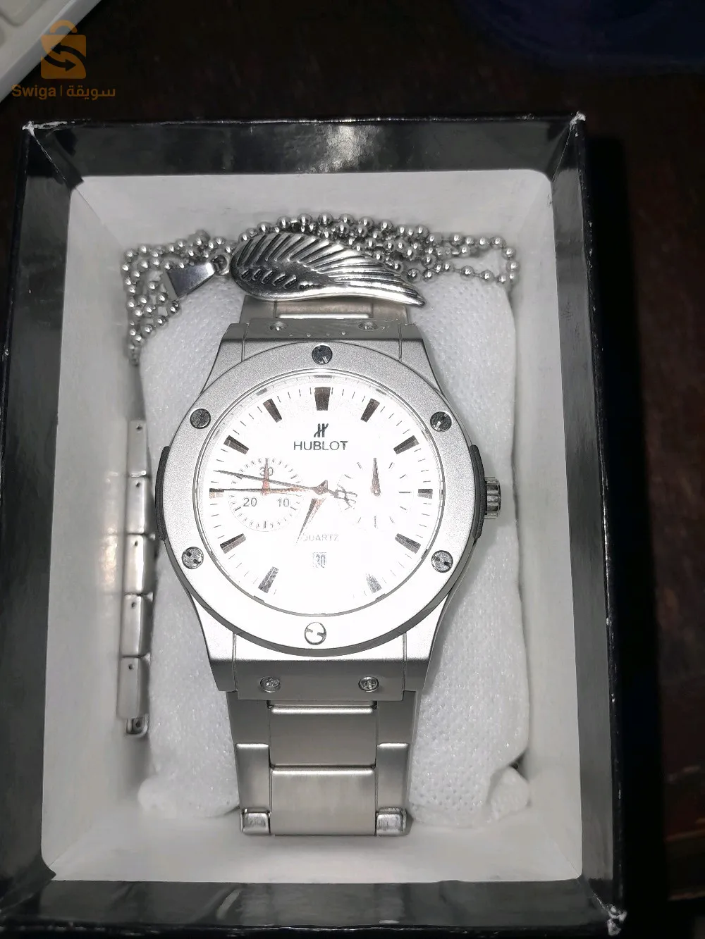 La montre HUBLOT est élégante, belle et simple, vous offrant un look luxueux et s'adaptant à la plupart des styles vestimentaires. Quel que soit votre style préféré, la montre HUBLOT est adaptée à la simplicité et à la brillance.