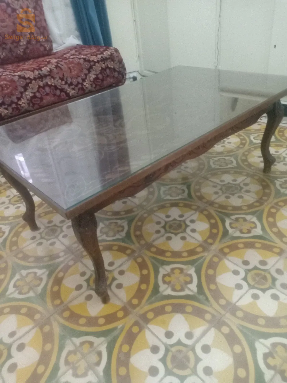 طابلة نتاع صالة منقوشة بها بالزاجة نتاعها.