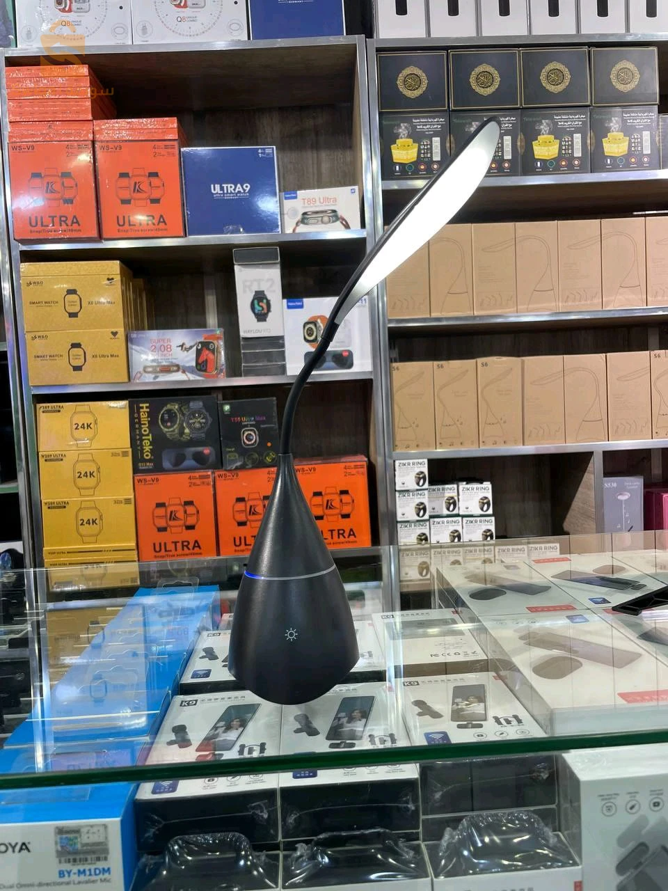 مصباح مكتبي ومكبر الصوت