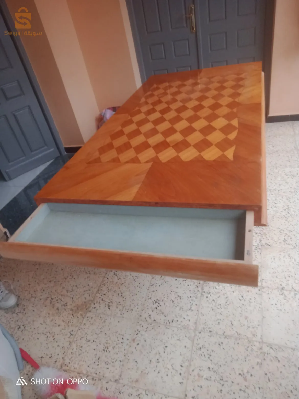 table de cuisine en bois être 100% très solide en bon état !!!!!!avec des chaises confortable !!!!