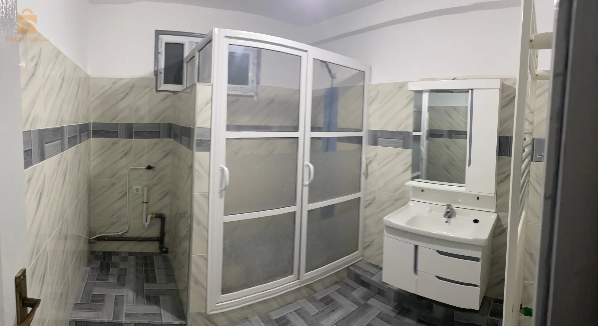 f4 a louer ds un immeuble privé