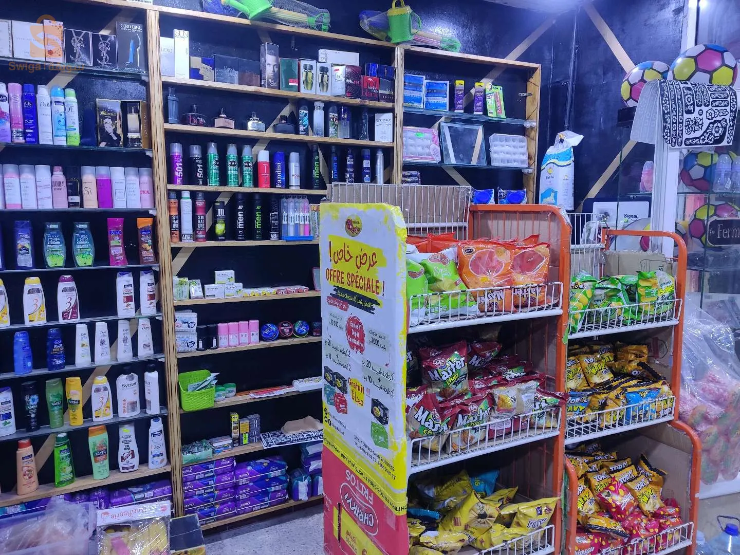 بيع مكتبة بجميع لوازمها. ثلاجة حجم كبير كونطوار كبير سلع. عطور   وجميع لوازم