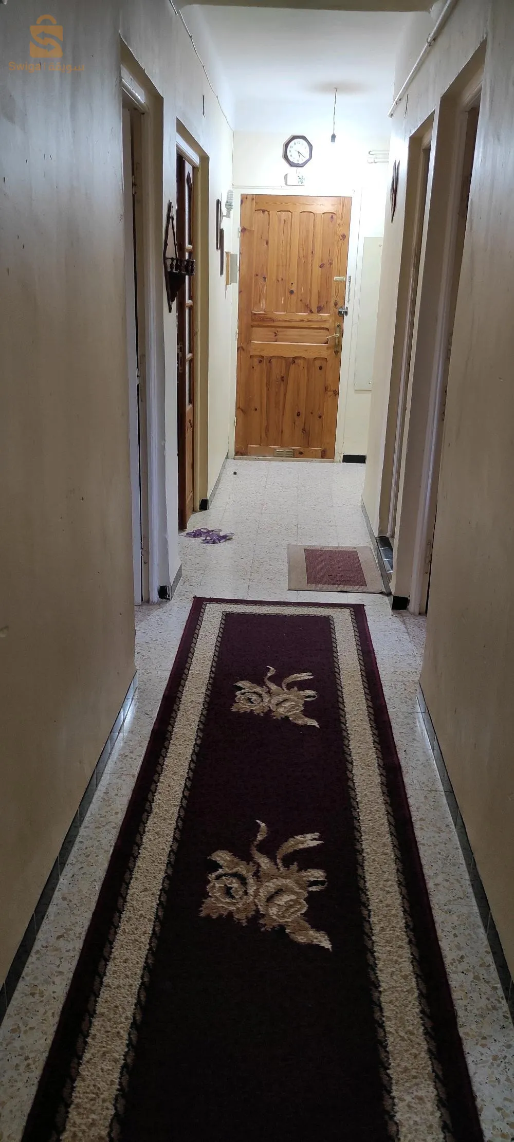 F4, 3e étage, double façade, sans vis-à-vis, bien situé, à côté lycée, pas loin de l'école primaire, cem, douche, hammam, crèche.