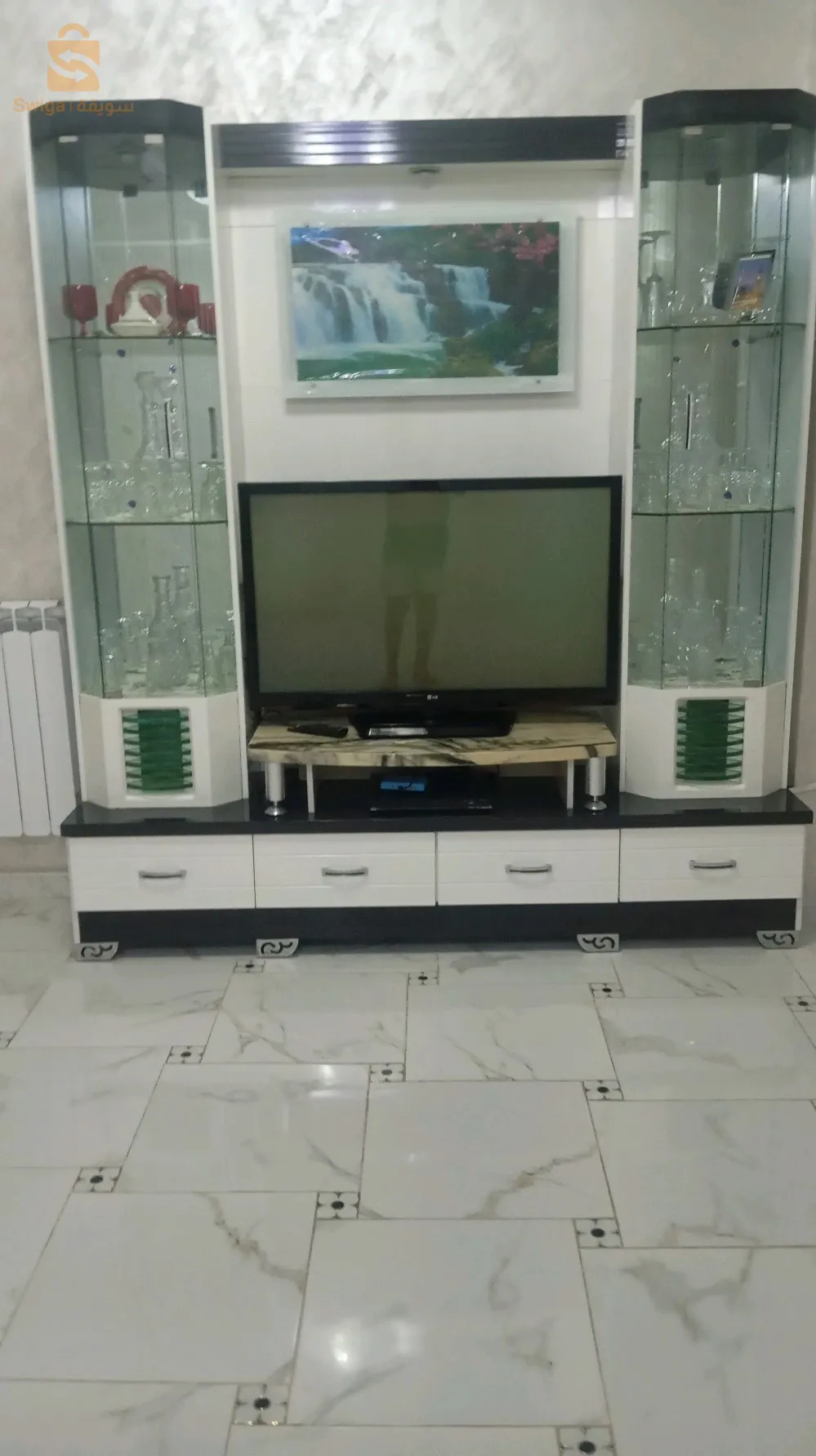 حاملة تلفاز وتدكارات