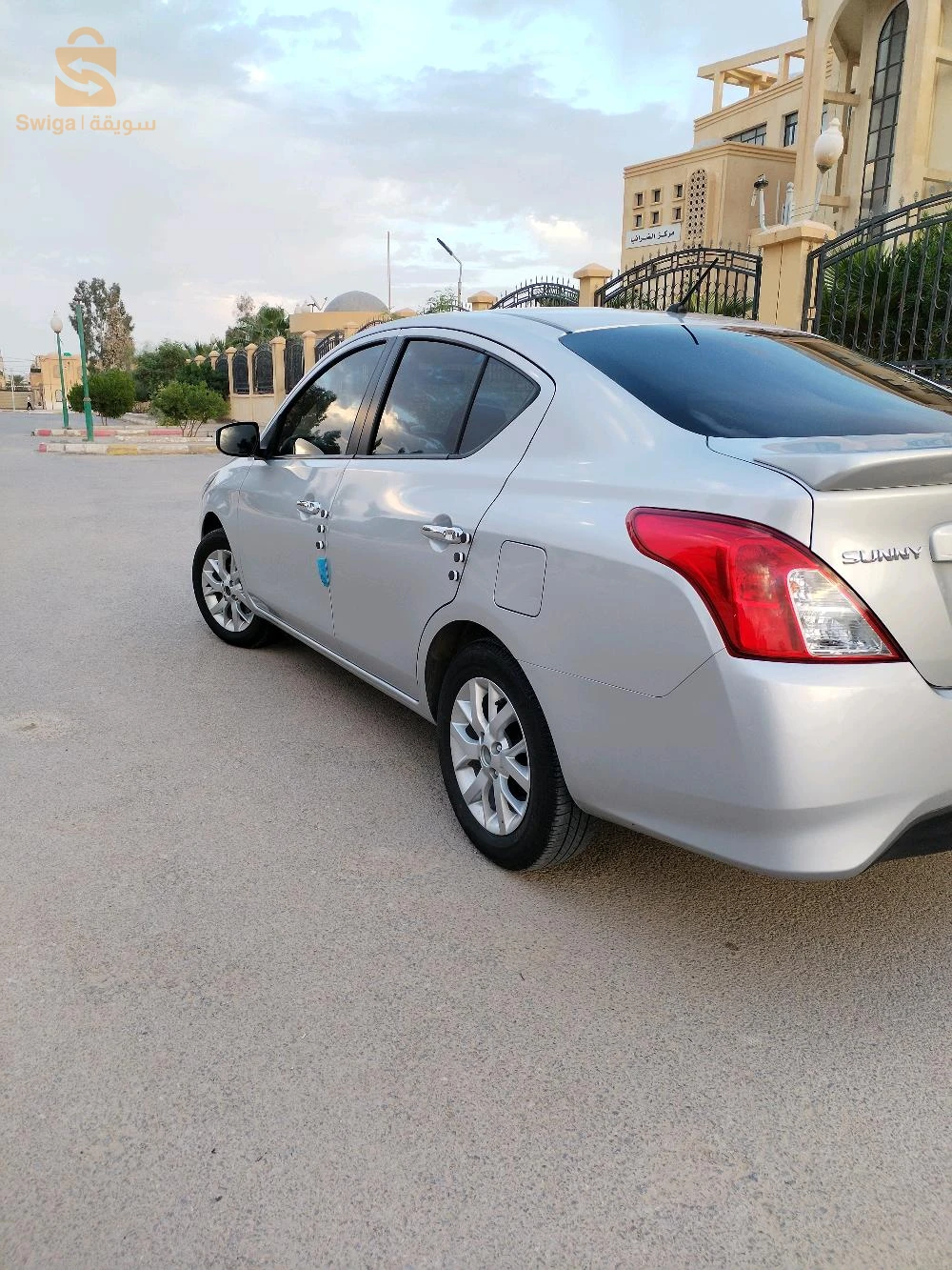 سيارة نيسان ساني التراك