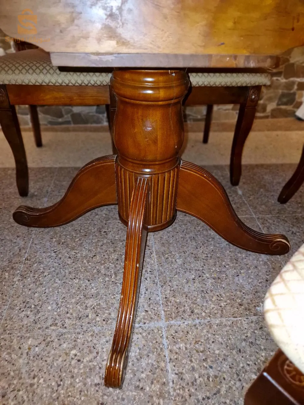 طاولة الاكل بكراسيها