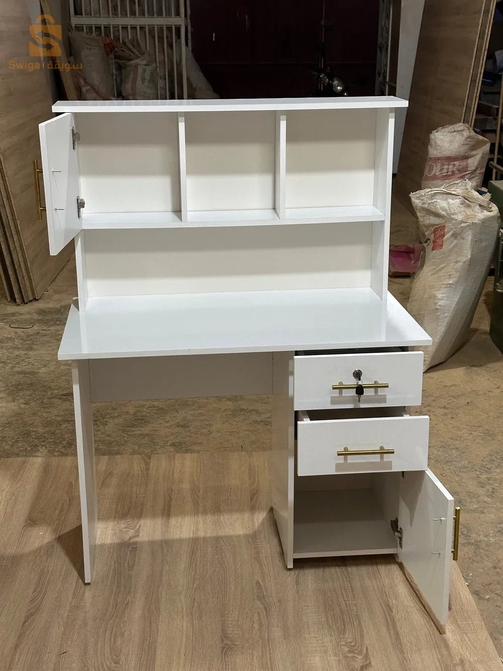 bureau milamin hja chaba longueur 130..largeur 1m profondeur 55
0540881952