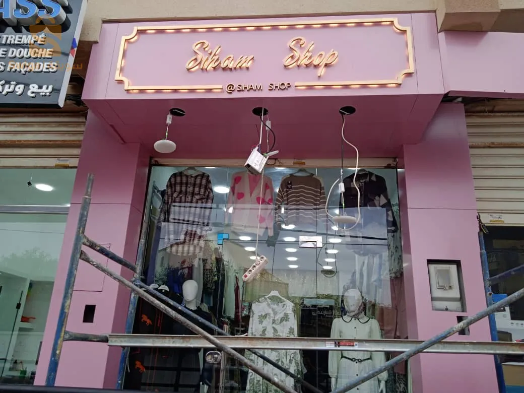 Décoration façade des magasain en alucobonde