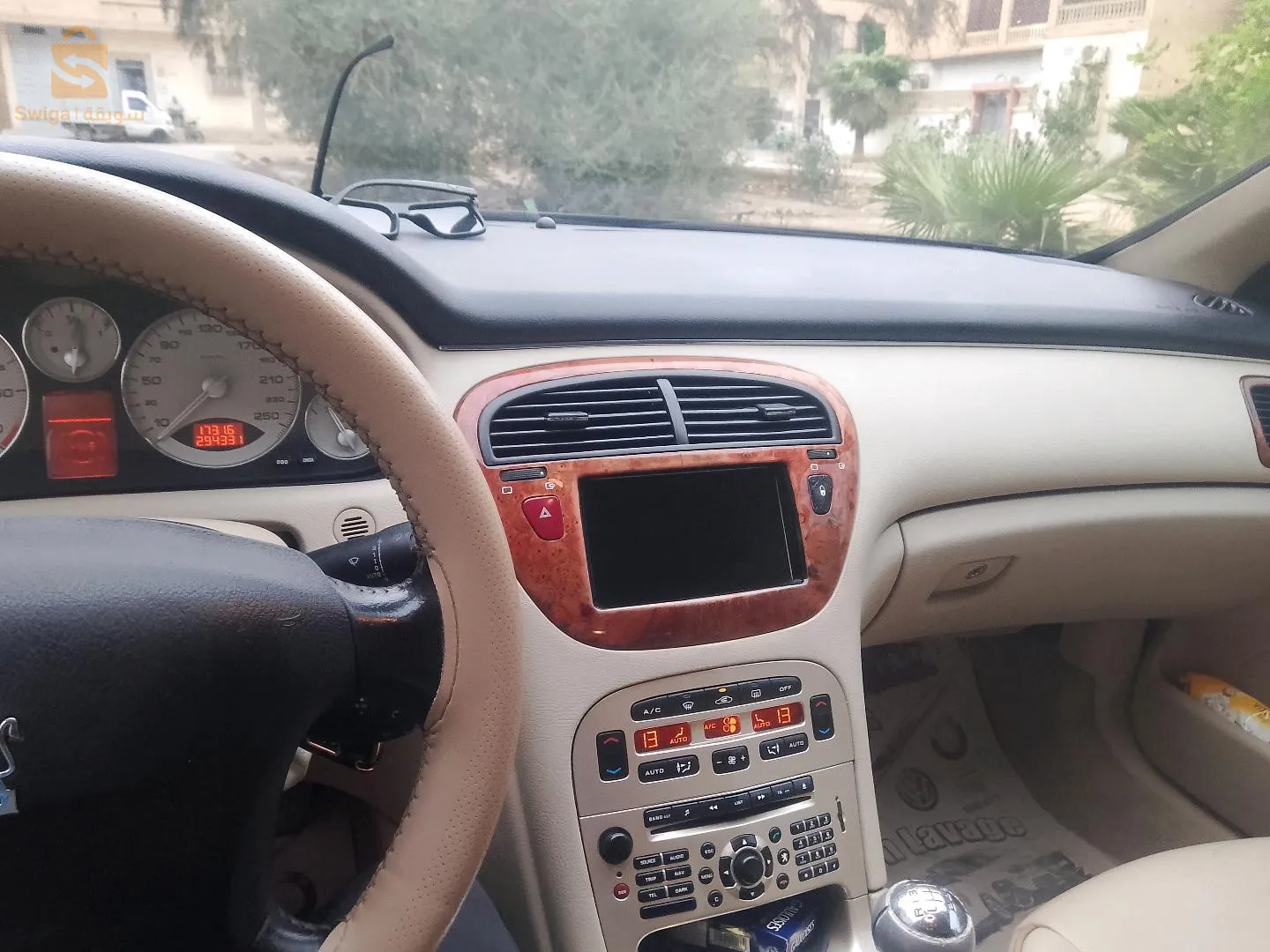 سيارة لابسة في فرنسا للبيع او التبادل بحاجة نقية