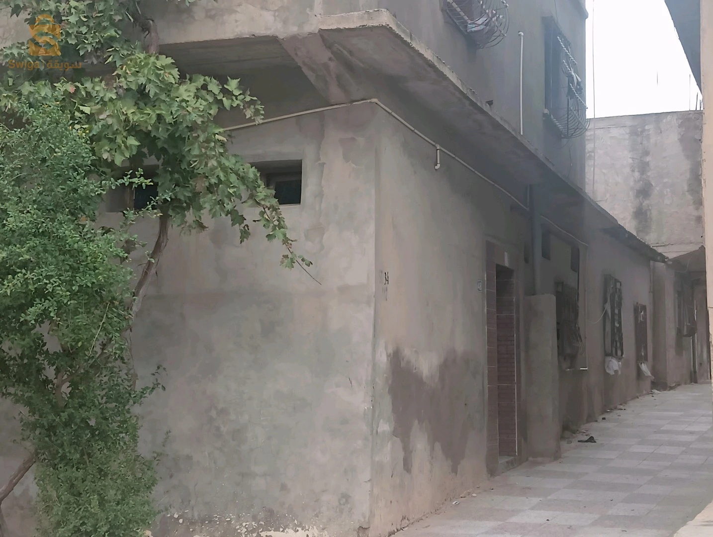 شارع علي باي بالقرب من فاميلي شوب وفندق ملاس ومتوسطة بوزيان شريف ويبعد ثلاث دقائق عن (متوسطة وثانوية وابتدائية ) وخمس دقائق عن محطة القطار تيسمسيلت رقم الهاتف : 0775363639