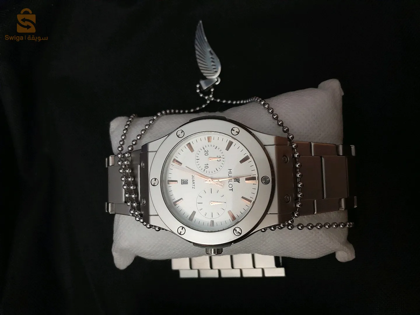 La montre HUBLOT est élégante, belle et simple, vous offrant un look luxueux et s'adaptant à la plupart des styles vestimentaires. Quel que soit votre style préféré, la montre HUBLOT est adaptée à la simplicité et à la brillance.