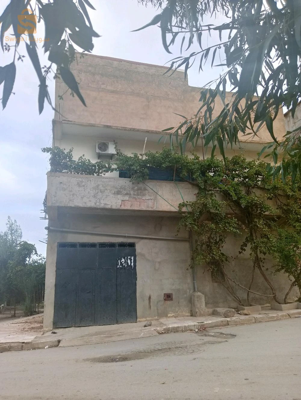 شارع علي باي بالقرب من فاميلي شوب وفندق ملاس ومتوسطة بوزيان شريف ويبعد ثلاث دقائق عن (متوسطة وثانوية وابتدائية ) وخمس دقائق عن محطة القطار تيسمسيلت رقم الهاتف : 0775363639