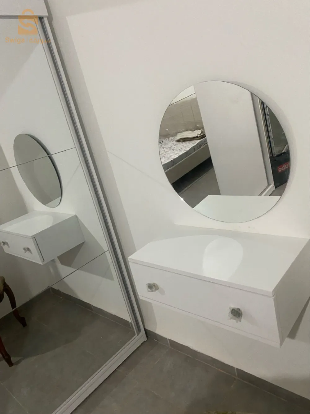 كوافيز عصرية بتصميم كلاسيكي أنيق مع مرآة مضيئة