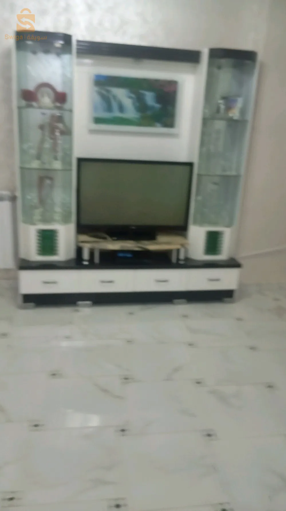 حاملة تلفاز وتدكارات