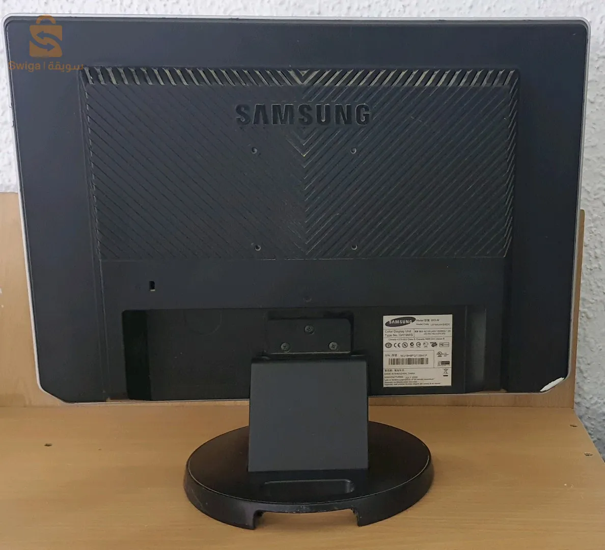 شاشة حاسوب +مكبر صوت