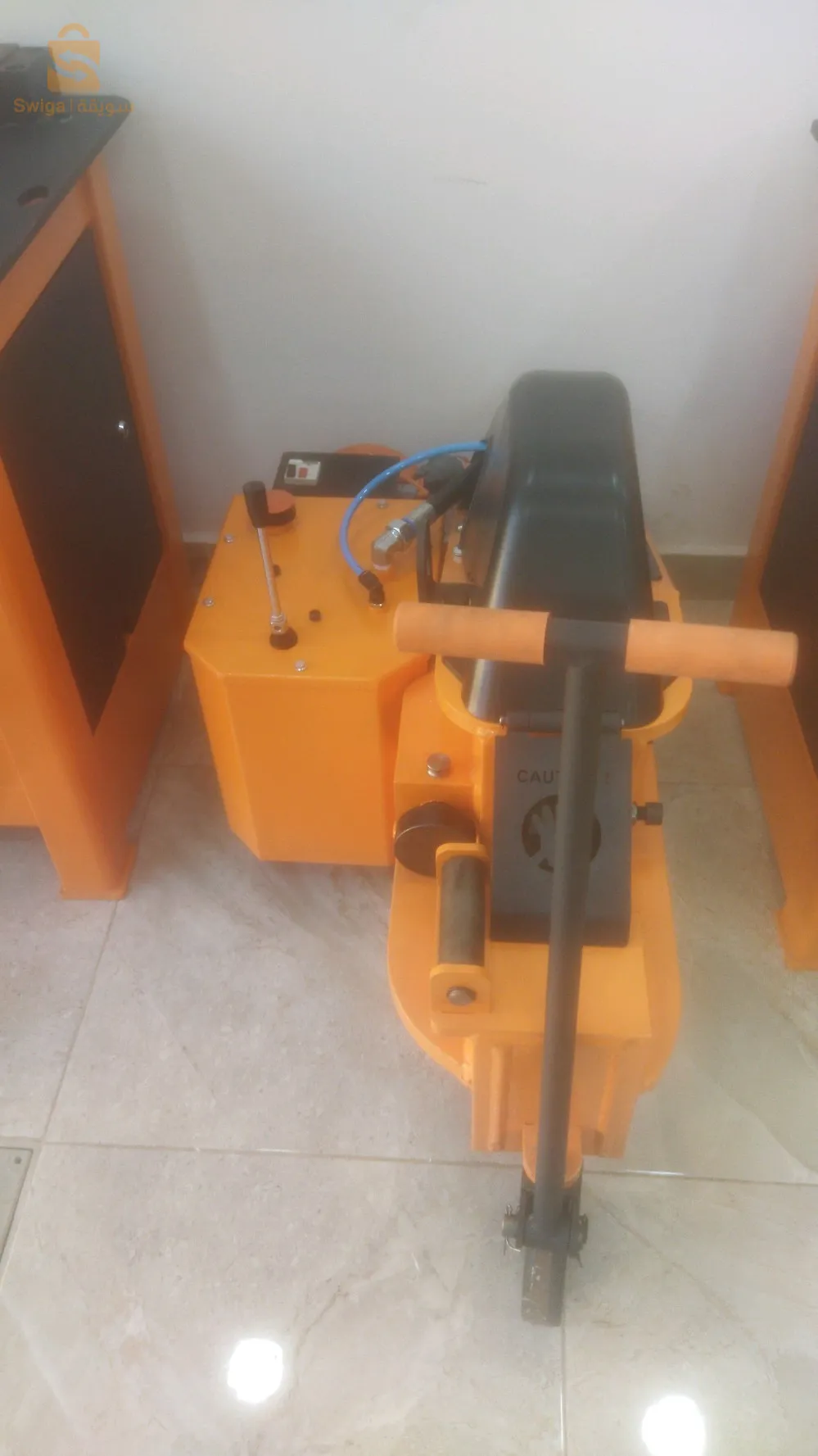 COUDEUSE électrique cisaille électriques et monte charge électrique