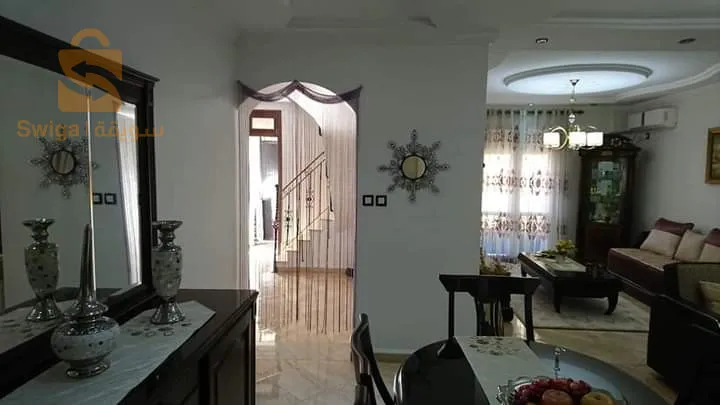 للبيع فيلا جديدة  (salon+F6 ) في بلدية بوفاريك بلدية بن شعبان بضبط الدخلة تاع عين عائشة ...و المتواجدة بالضبط في الطريق الوطني ما بين بوفاريك و زرالدة .
 بوفاريك (15 دقيقة بالسيارة) 
و زرالدة (20دقيقة بالسيارة ) .
المساحة الكلية 162م²

طابق أرضي فيه : هول + مطبخ مجهز + صالون واسع +حمام مرحاض + جنينة +قراج لسيارة .

طابق الاول فيه 3غرف + وهول واسع + حمام و مرحاض صغير.

طابق الثاني 3غرف + هول صغير + حمام+مرحاض 

المنزل مجهز بشوفاج سونترال(chauffage central) bâche d'eau..انترنت .
-الابتدائية و المتوسطية على بعد 100 م .
- مركز شرطة على بعد 600 م .
- مسجد على بعد 700 م.
و هناك كل مرافق الحياة من متاجر و مخبزة و خضار .

السعر 3,5 مليار .
الوثائق عقد دفتر عقاري واجد