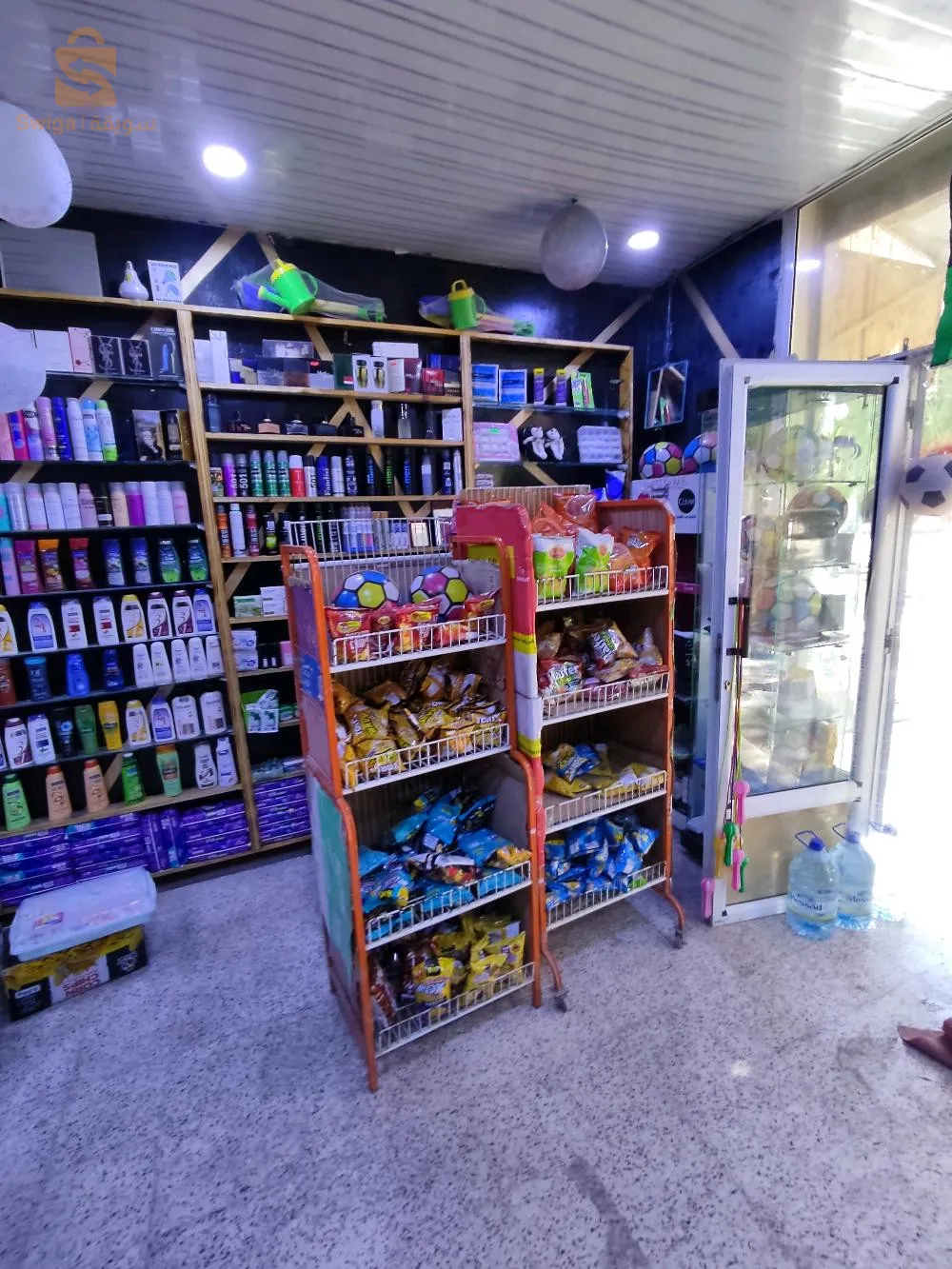 بيع مكتبة بجميع لوازمها. ثلاجة حجم كبير كونطوار كبير سلع. عطور   وجميع لوازم
