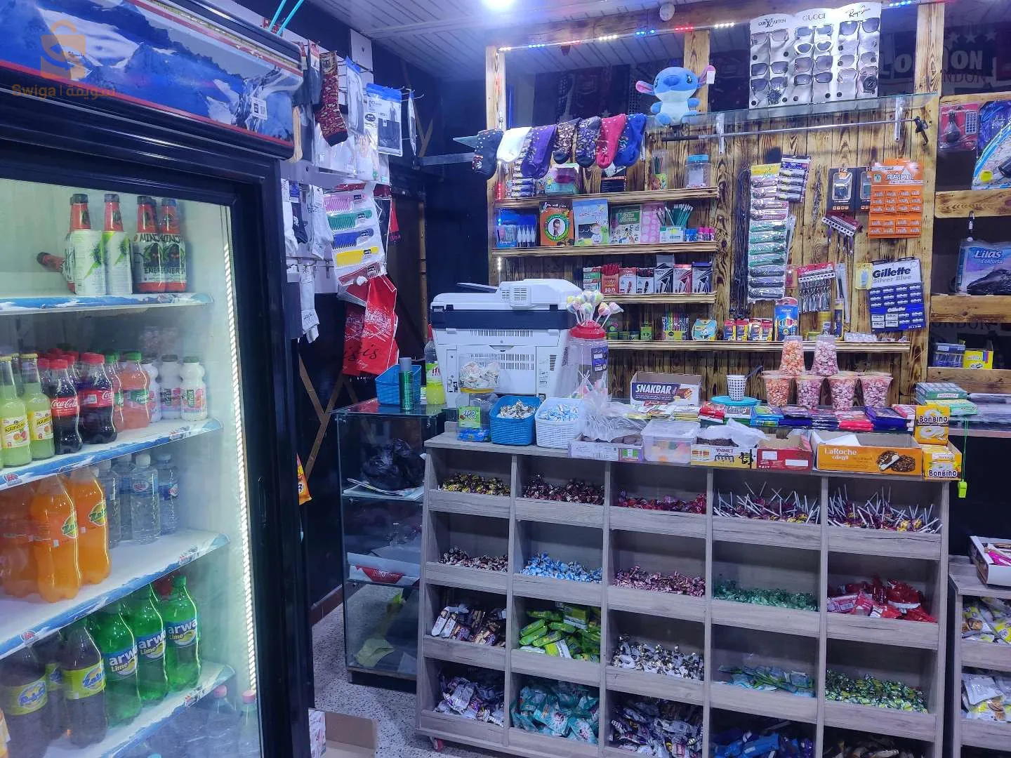 بيع مكتبة بجميع لوازمها. ثلاجة حجم كبير كونطوار كبير سلع. عطور   وجميع لوازم