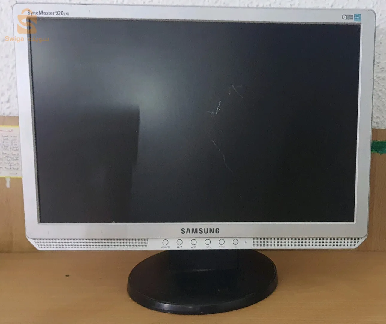 شاشة حاسوب +مكبر صوت