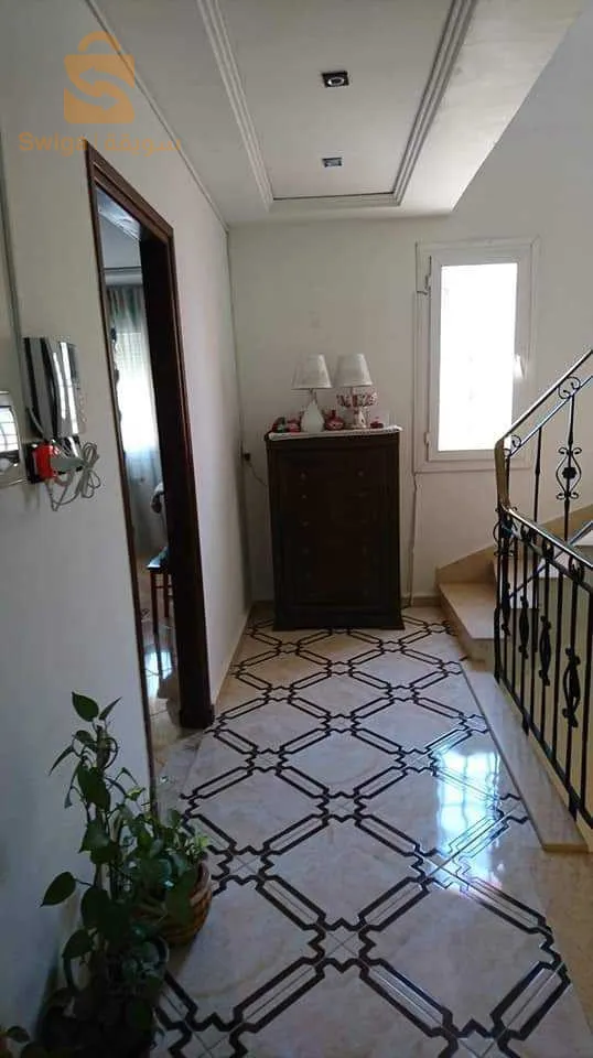 للبيع فيلا جديدة  (salon+F6 ) في بلدية بوفاريك بلدية بن شعبان بضبط الدخلة تاع عين عائشة ...و المتواجدة بالضبط في الطريق الوطني ما بين بوفاريك و زرالدة .
 بوفاريك (15 دقيقة بالسيارة) 
و زرالدة (20دقيقة بالسيارة ) .
المساحة الكلية 162م²

طابق أرضي فيه : هول + مطبخ مجهز + صالون واسع +حمام مرحاض + جنينة +قراج لسيارة .

طابق الاول فيه 3غرف + وهول واسع + حمام و مرحاض صغير.

طابق الثاني 3غرف + هول صغير + حمام+مرحاض 

المنزل مجهز بشوفاج سونترال(chauffage central) bâche d'eau..انترنت .
-الابتدائية و المتوسطية على بعد 100 م .
- مركز شرطة على بعد 600 م .
- مسجد على بعد 700 م.
و هناك كل مرافق الحياة من متاجر و مخبزة و خضار .

السعر 3,5 مليار .
الوثائق عقد دفتر عقاري واجد