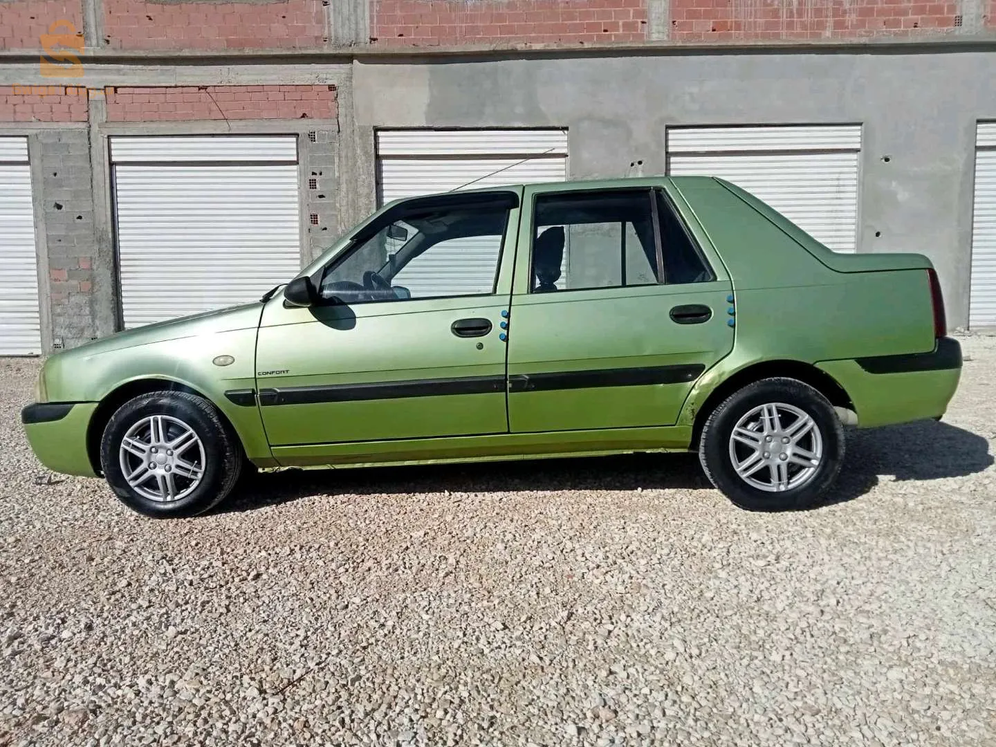 سيارة داسيا سالونزا محرك 1.9 سامبل مضبوط.  السبيغة مافيهاش و الرشاوة فلي طاسو لاريار مخدومة مشاء الله 
محرك ما ينقص ما تسخن.