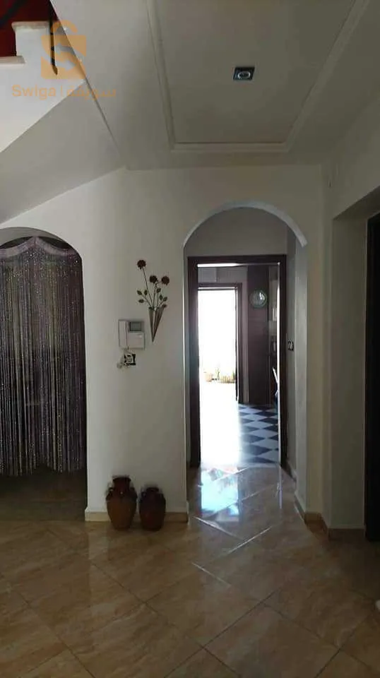 للبيع فيلا جديدة  (salon+F6 ) في بلدية بوفاريك بلدية بن شعبان بضبط الدخلة تاع عين عائشة ...و المتواجدة بالضبط في الطريق الوطني ما بين بوفاريك و زرالدة .
 بوفاريك (15 دقيقة بالسيارة) 
و زرالدة (20دقيقة بالسيارة ) .
المساحة الكلية 162م²

طابق أرضي فيه : هول + مطبخ مجهز + صالون واسع +حمام مرحاض + جنينة +قراج لسيارة .

طابق الاول فيه 3غرف + وهول واسع + حمام و مرحاض صغير.

طابق الثاني 3غرف + هول صغير + حمام+مرحاض 

المنزل مجهز بشوفاج سونترال(chauffage central) bâche d'eau..انترنت .
-الابتدائية و المتوسطية على بعد 100 م .
- مركز شرطة على بعد 600 م .
- مسجد على بعد 700 م.
و هناك كل مرافق الحياة من متاجر و مخبزة و خضار .

السعر 3,5 مليار .
الوثائق عقد دفتر عقاري واجد