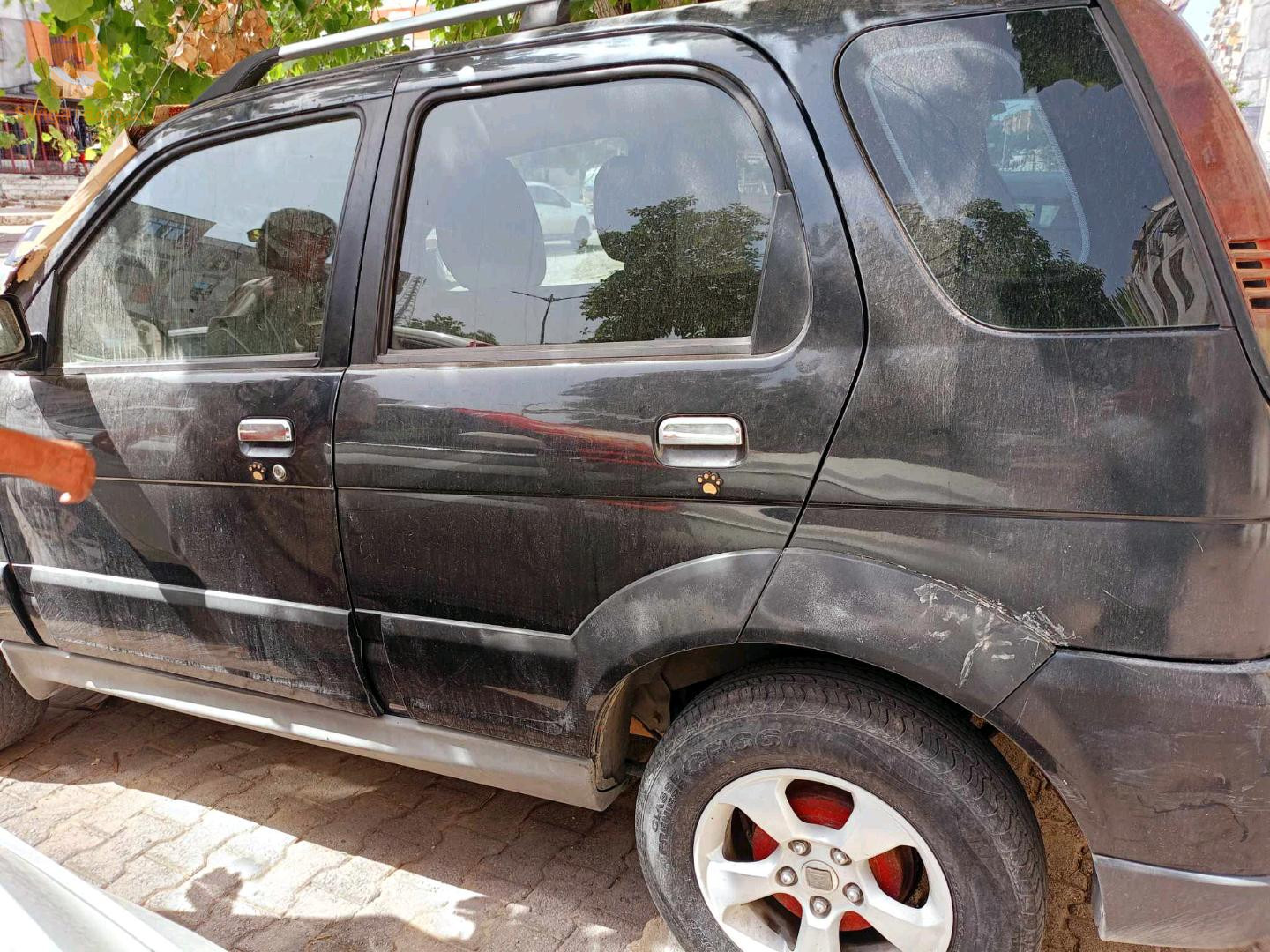 عندي zoyte Nomad 2 عام 2012 ماشية 193500موتار ميتسوبيشي 1.5 مريفيزي على يدي فيها سبيغة في لال أريار لتحت فوق الروضة و نص باب تع المالة على برا